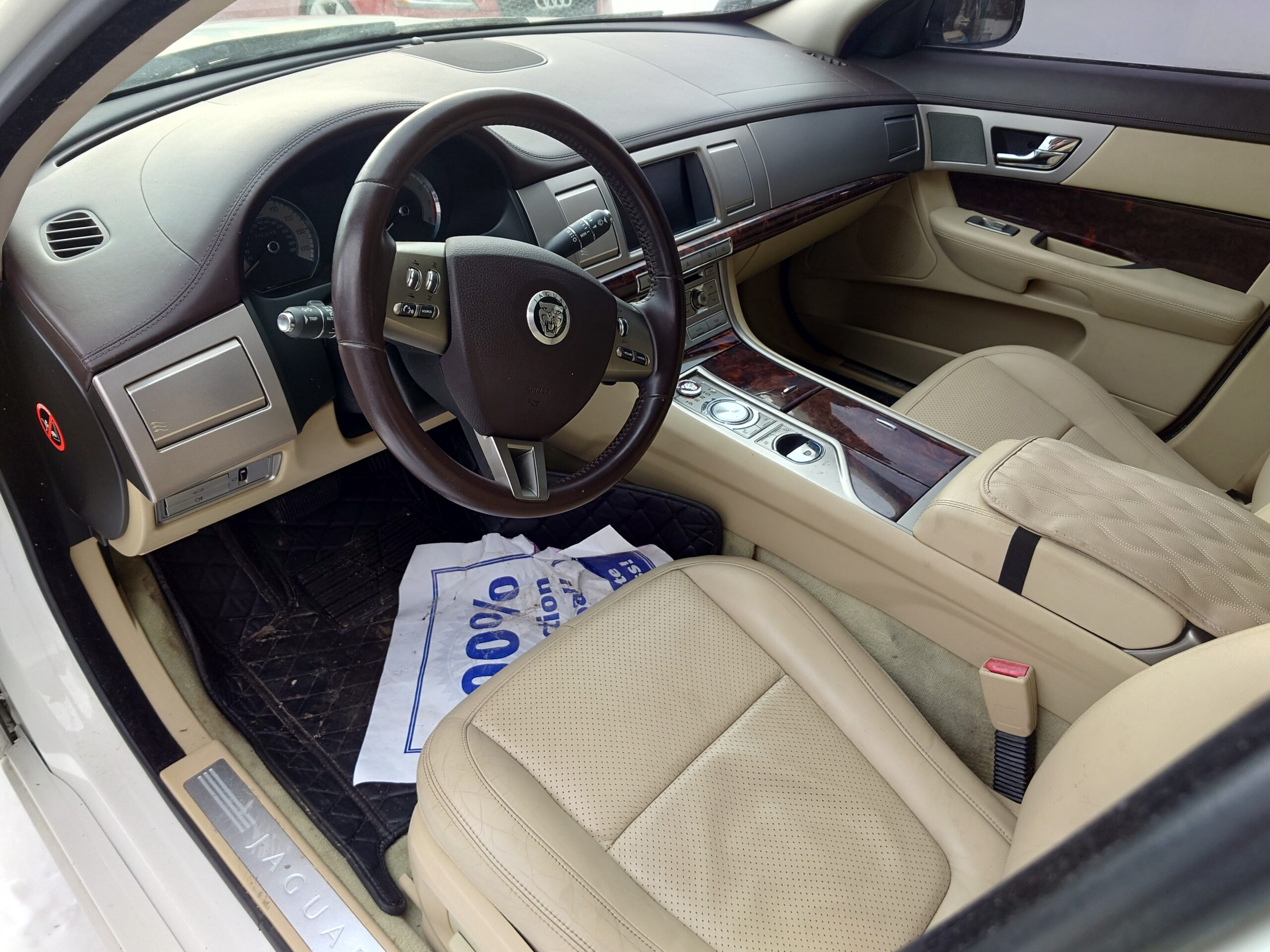 
								2010 Jaguar XF full									